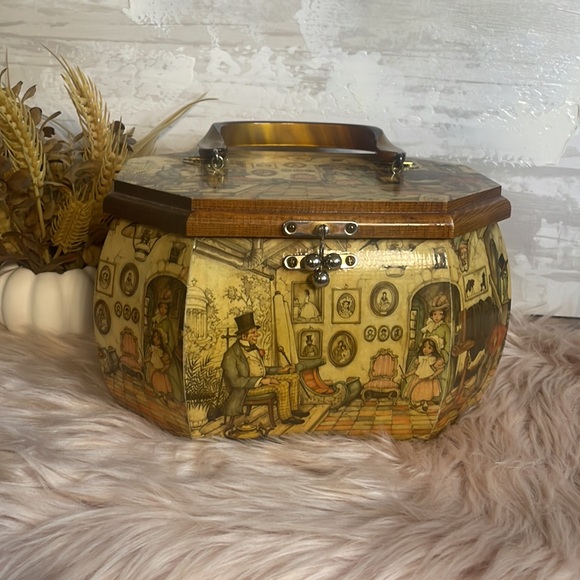 Vintage 1970’s Dutch Anton Pieck Decoupage Octagon Wooden Purse, Bakelite Handle - Picture 1 of 10